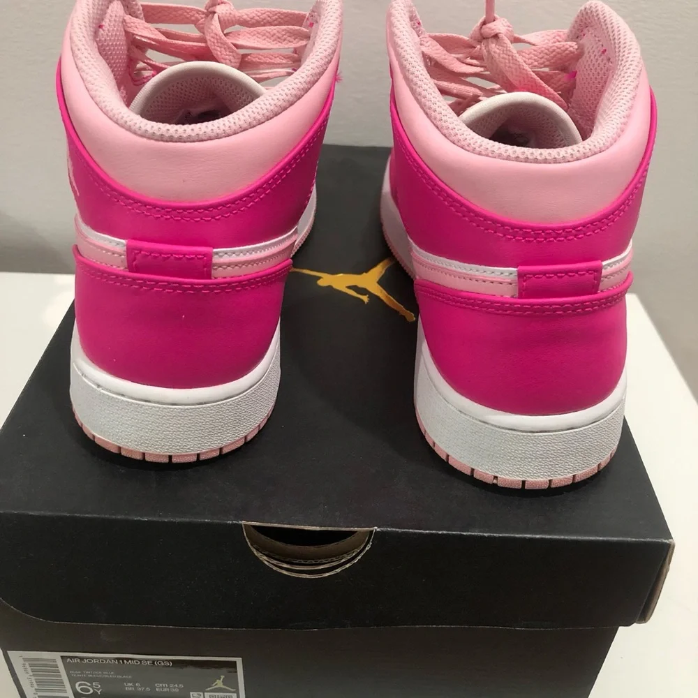 Nike bold two
